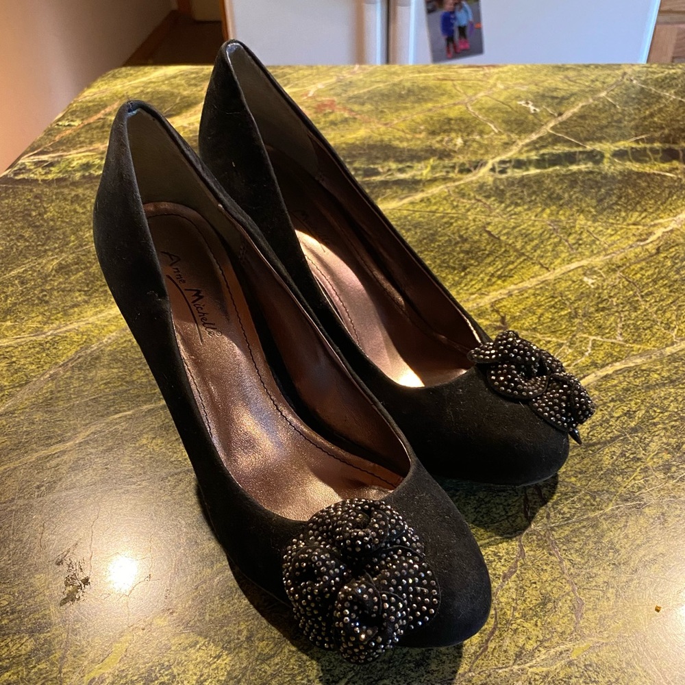 Women’s pumps with studded flower detail